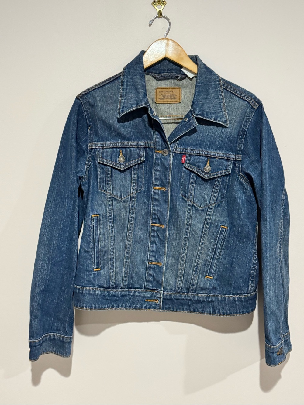 Levis Denim Jacket Womens LG Blue Trucker Jean Coat Classic Button Up Pockets